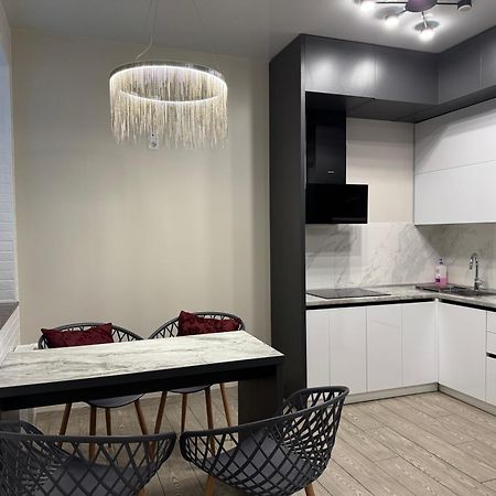 Lux Apartment & Центр,Жк Театральний 罗夫诺 外观 照片