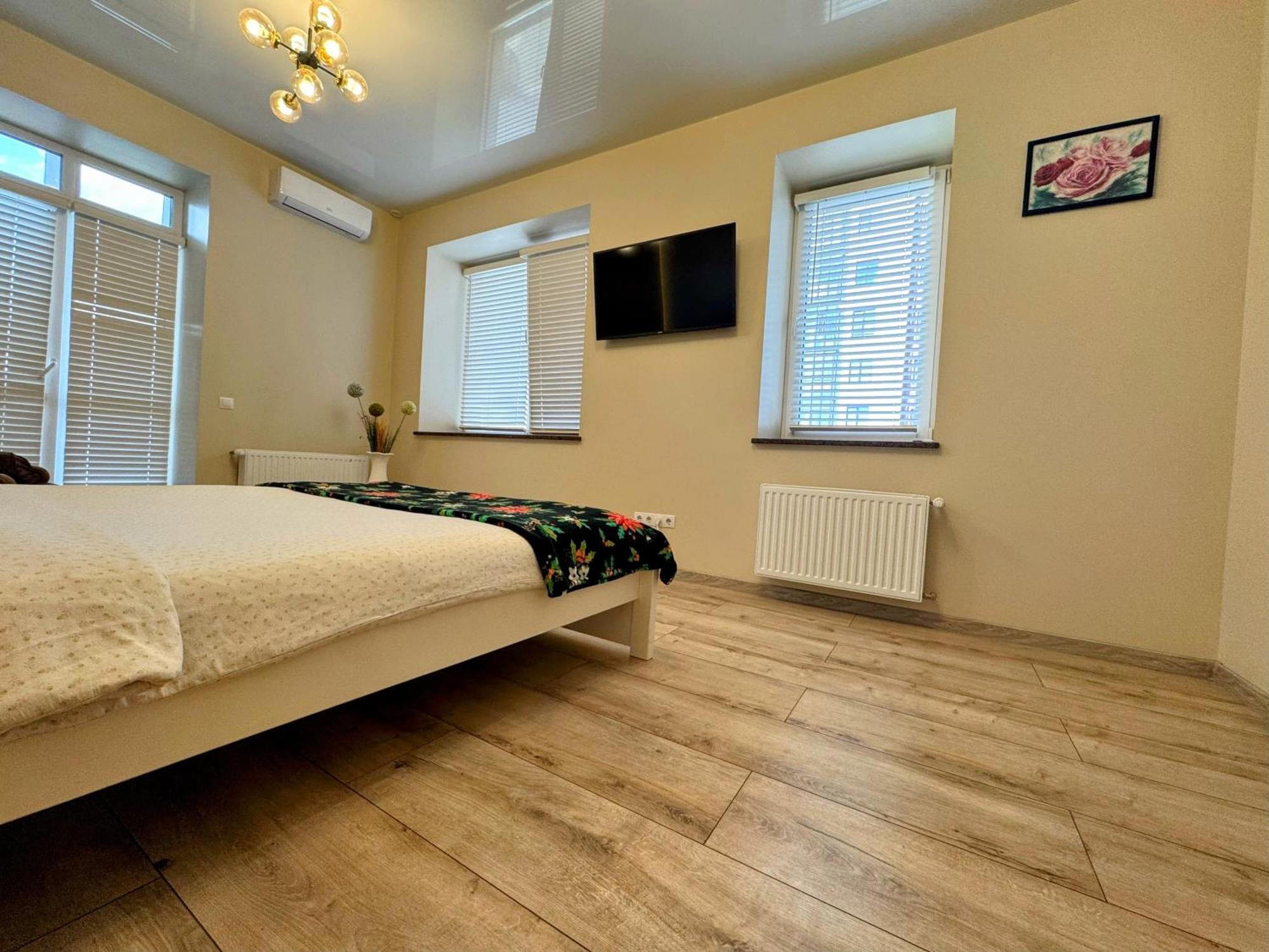 Lux Apartment & Центр,Жк Театральний 罗夫诺 外观 照片